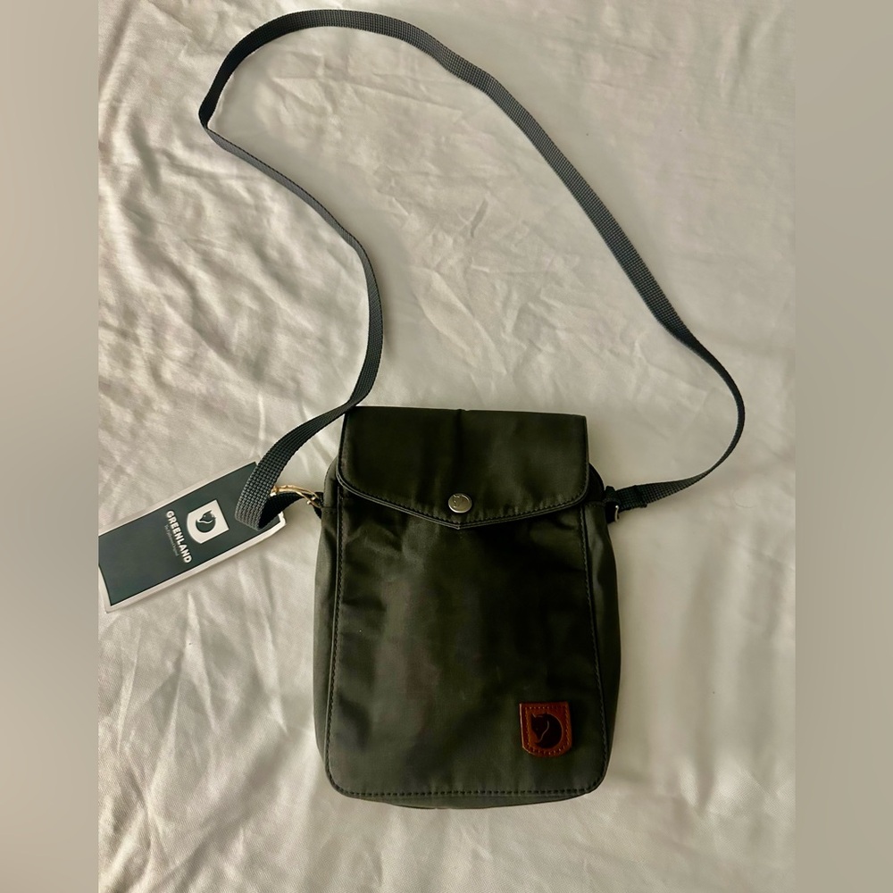 GREENLAND POCKET Fjallraven Greenland Pocket bag in the color Super Grey.